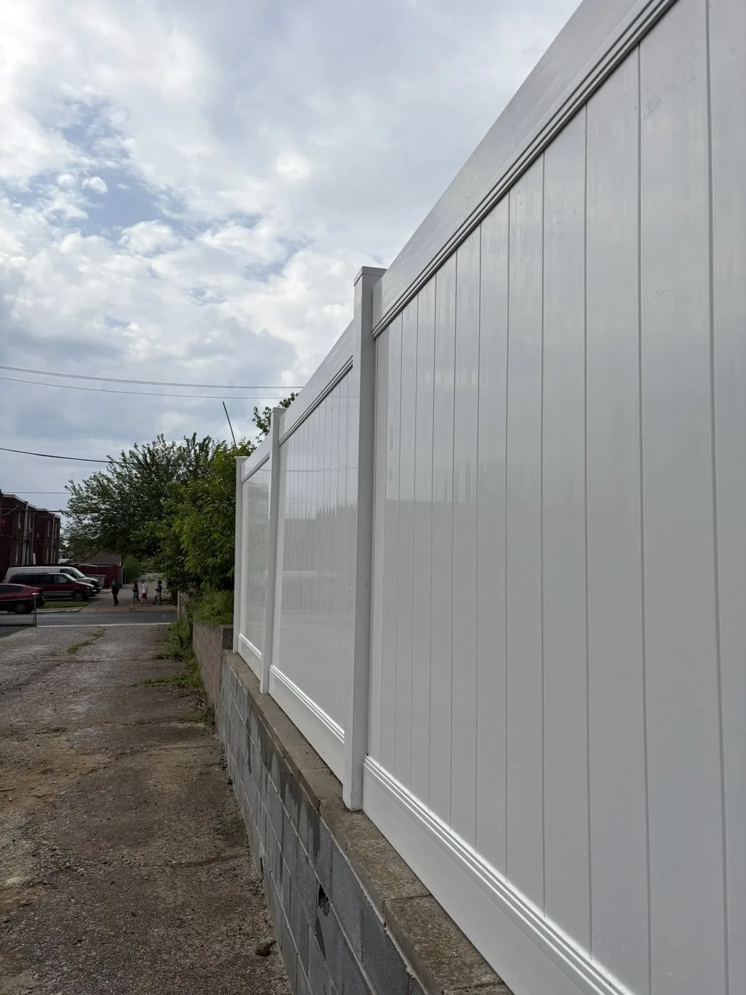 White vinyl privacy fence alley